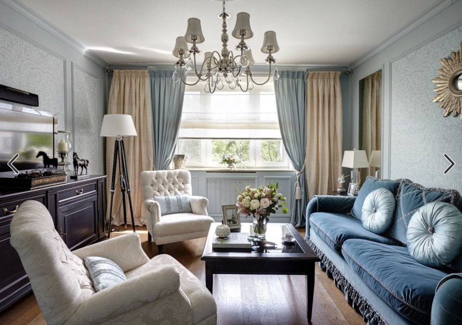 Голубые шторы в интерьере гостиной реальные фото