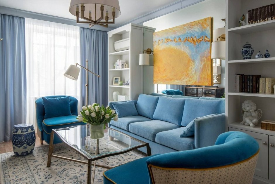 Гостиная с голубым диваном