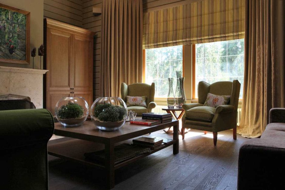 Занавески в гостиную с тремя окнами в коричневых тонах