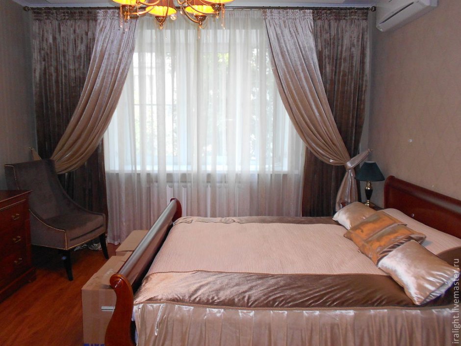 Шторы в спальню с балконом