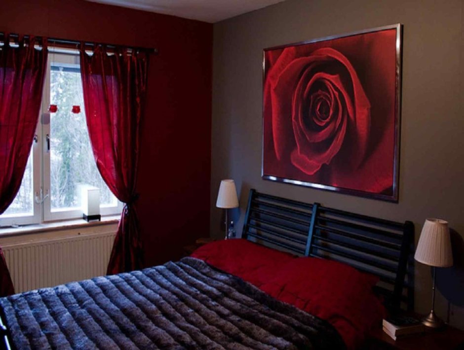 Красные шторы в спальне