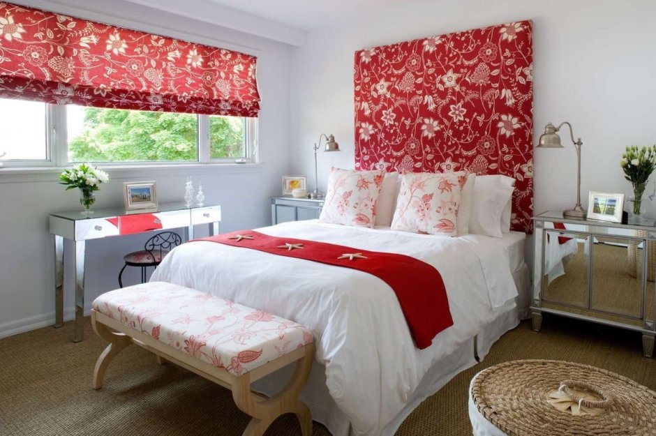 Тюль в интерьере спальни с красными шторами