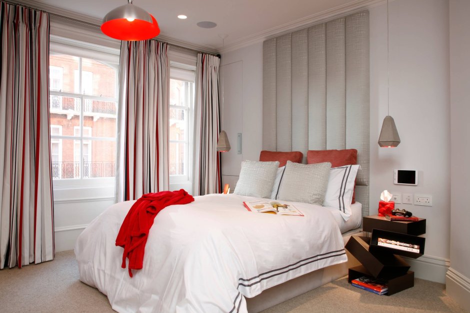 Спальня маленькая с красными шторами