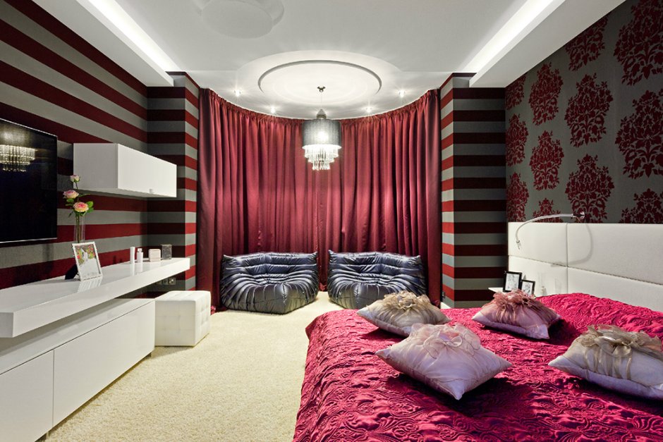 Спальня с бордовыми шторами и покрывалом