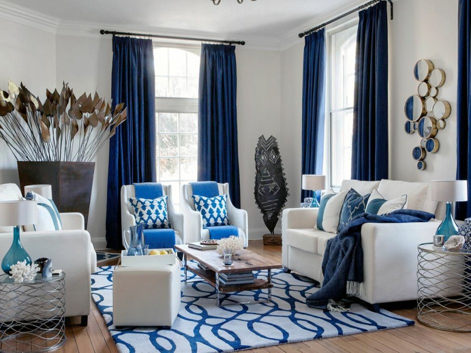 Гостиная со светлой мебелью и синими шторами