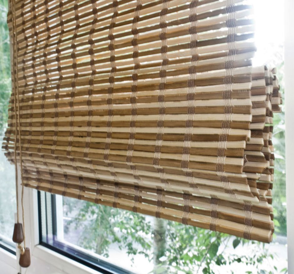 Веранда с бамбуковыми римскими шторами