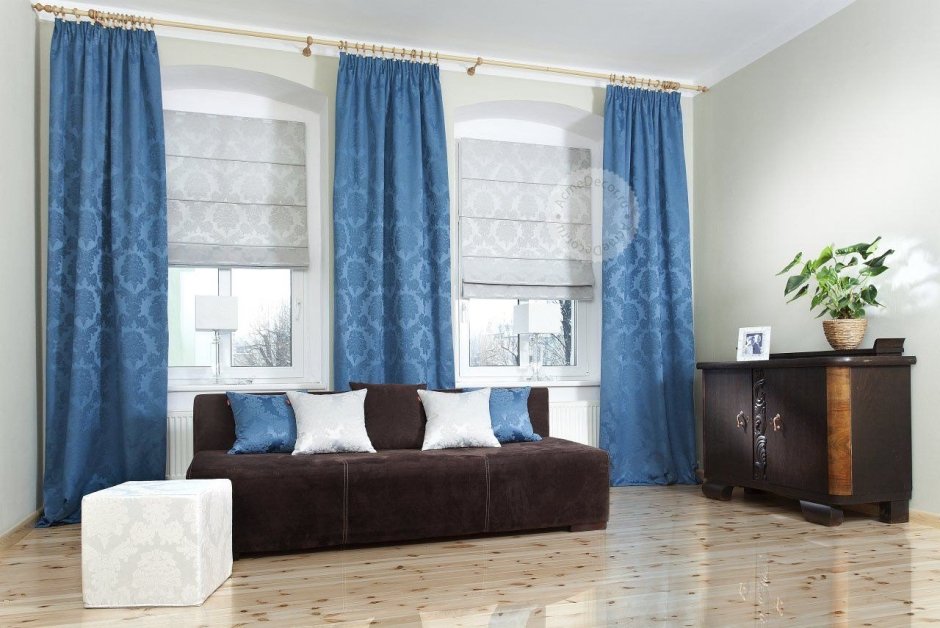 Голубые шторы в интерьере гостиной реальные фото