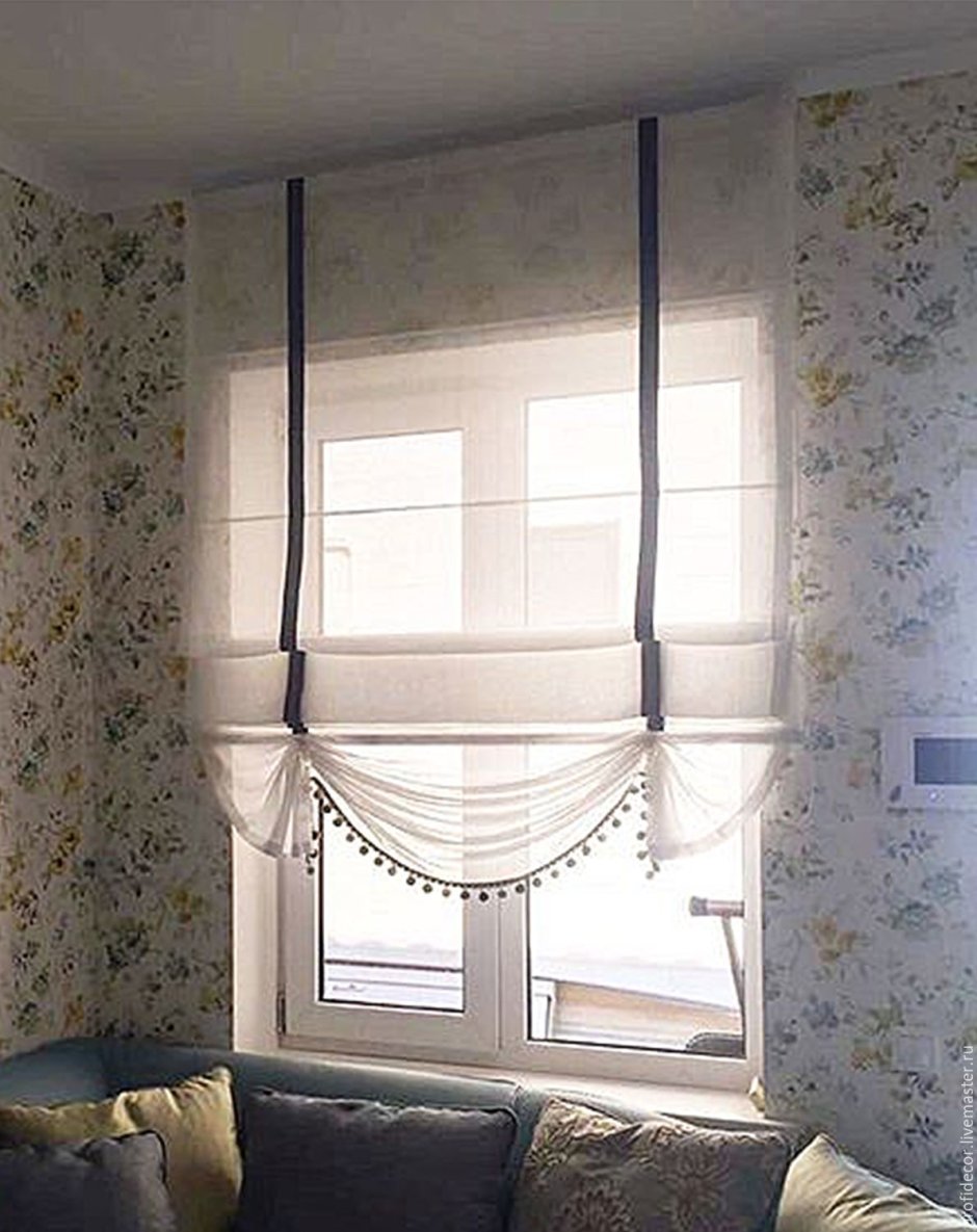 Римские шторы из тюля в интерьере гостиной