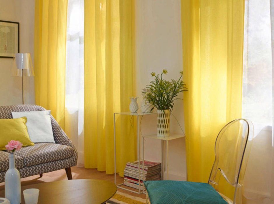 Комната с желтыми обоями цветочками