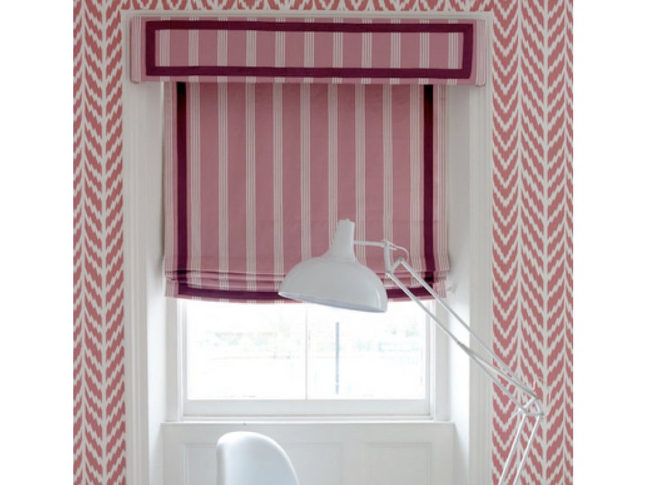 Римские шторы белые с розовой полосой