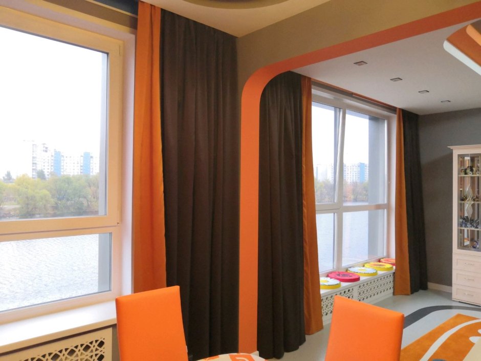 Оранжевые шторы в гостиной