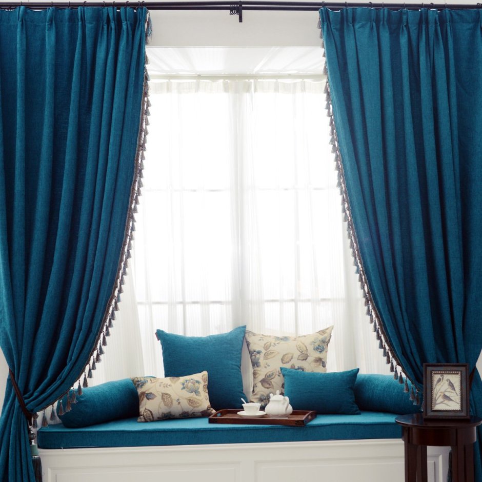 Белая комната с синими шторами