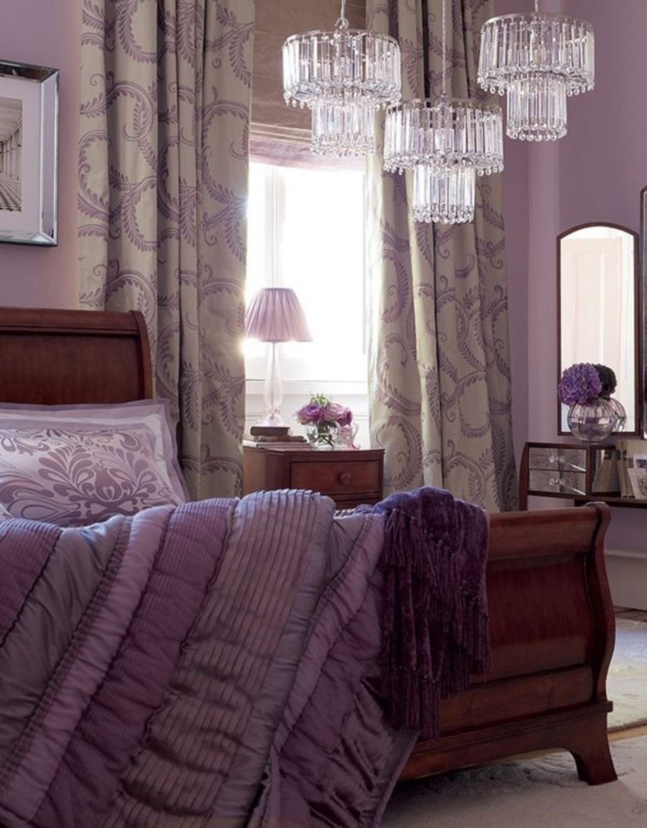Лиловые шторы в интерьере спальни