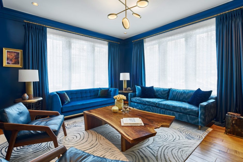 Шторы в гостиной с синим диваном