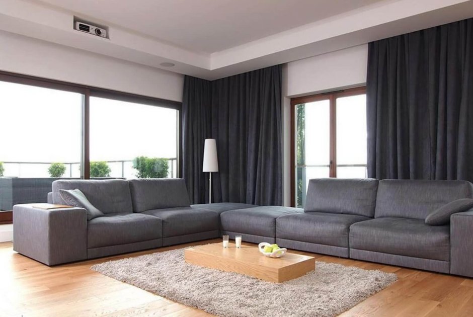 Серый диван в гостиной