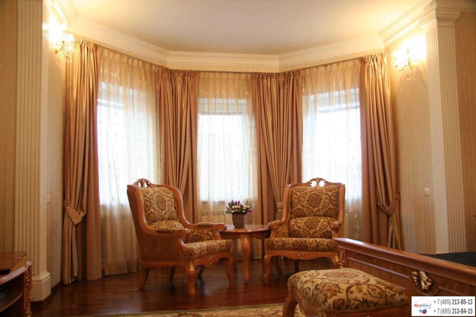 Шторы на эркерное окно в гостиной в классическом стиле