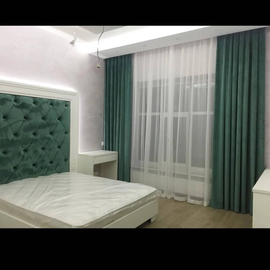 Натяжной потолок бирюзового цвета