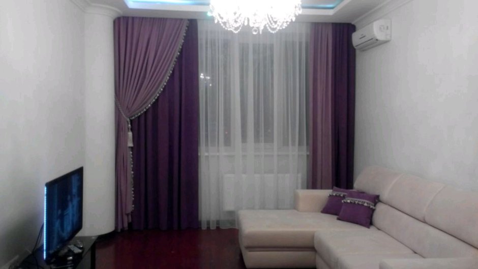Фиолетовые шторы в интерьере гостиной фото в городской квартире
