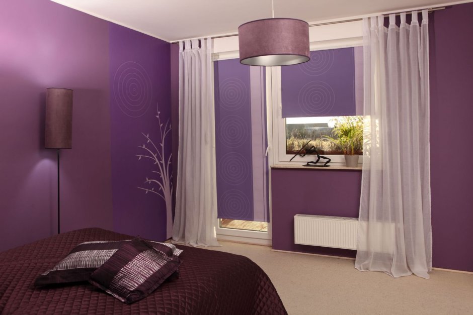 Бежевые шторы фиолетовый диван