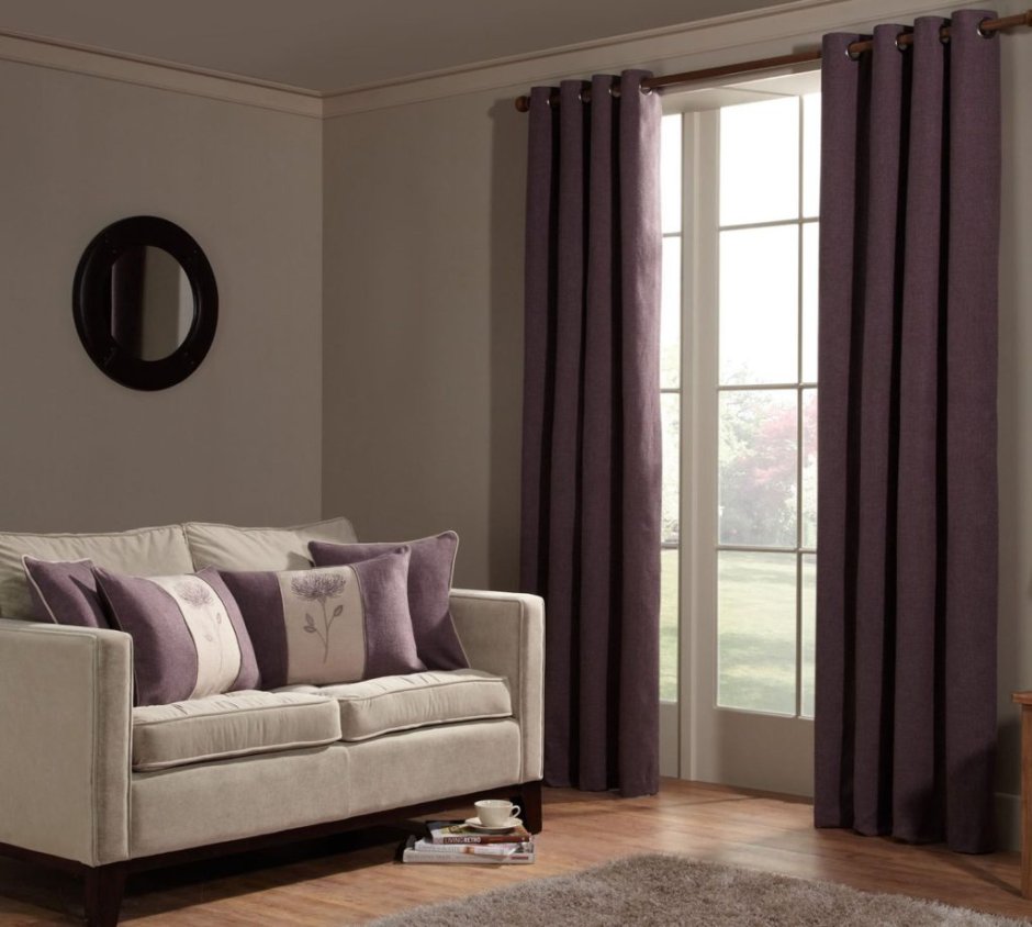 Серый диван и сиреневые шторы в интерьере