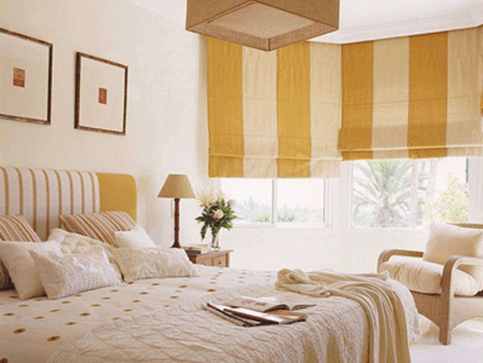 Горчичные шторы в интерьере спальни
