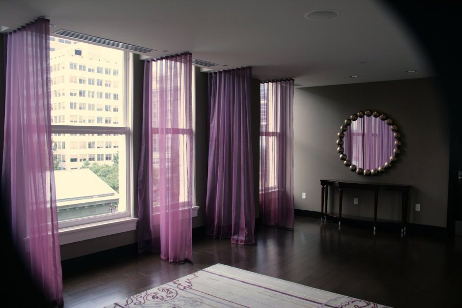 Бархатные фиолетовые шторы в спальне