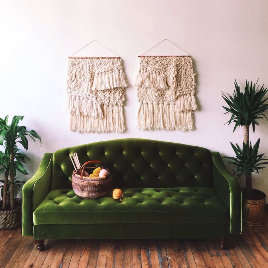 Зеленый диван в детской
