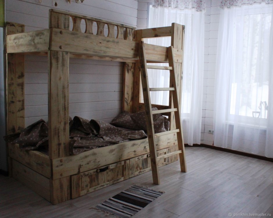 Деревянная двухэтажная кровать