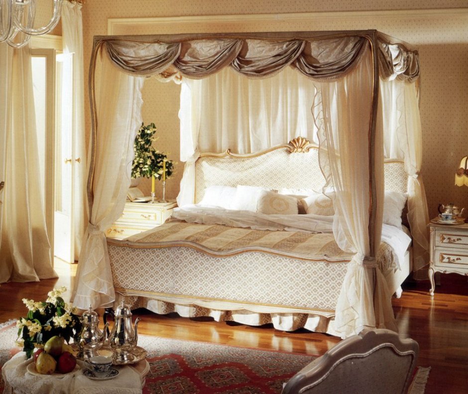 Спальня с балдахином