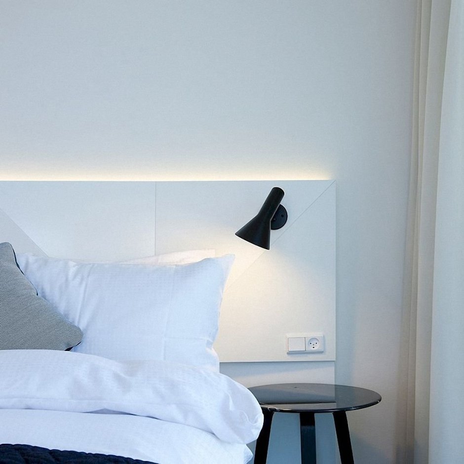 Настенный светильник над кроватью