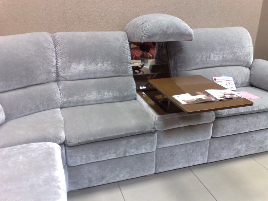 Угловой диван со столиком