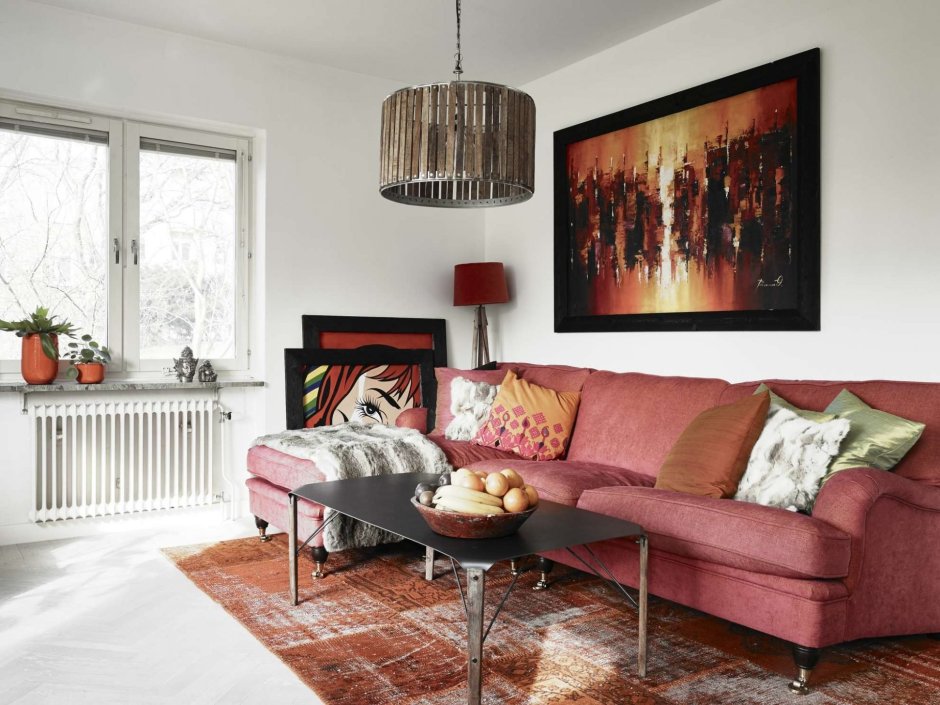 Терракотовый диван в скандинавском стиле