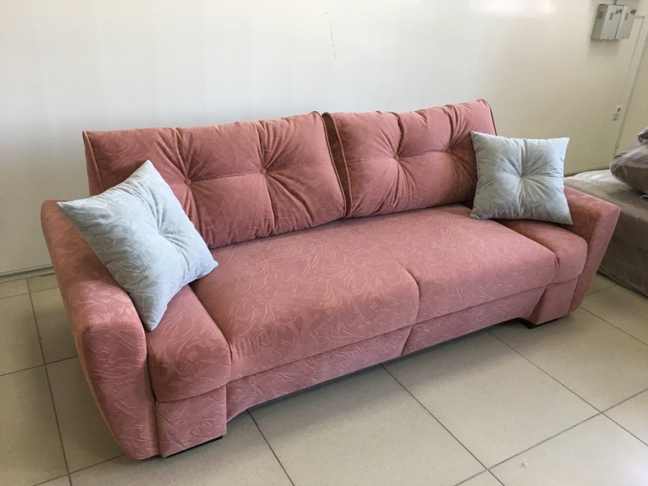 Красивая обшивка на диване