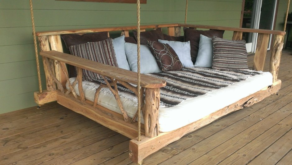 Деревянная кровать на цепях