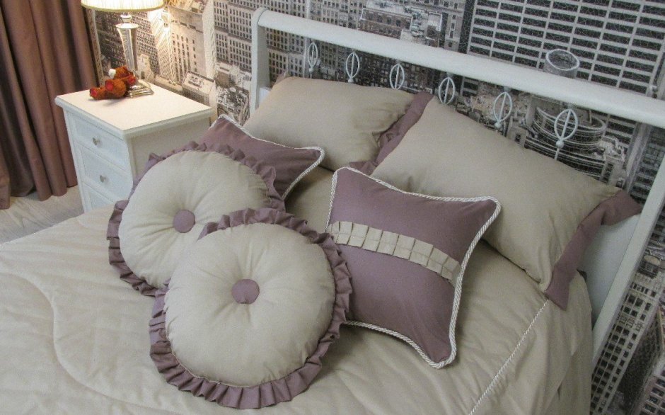 Декоративные круглые подушки на диван