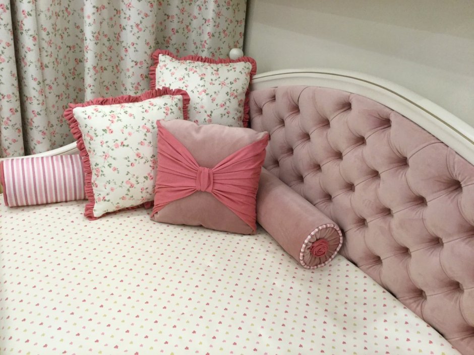 Комплект декоративных подушек для кровати