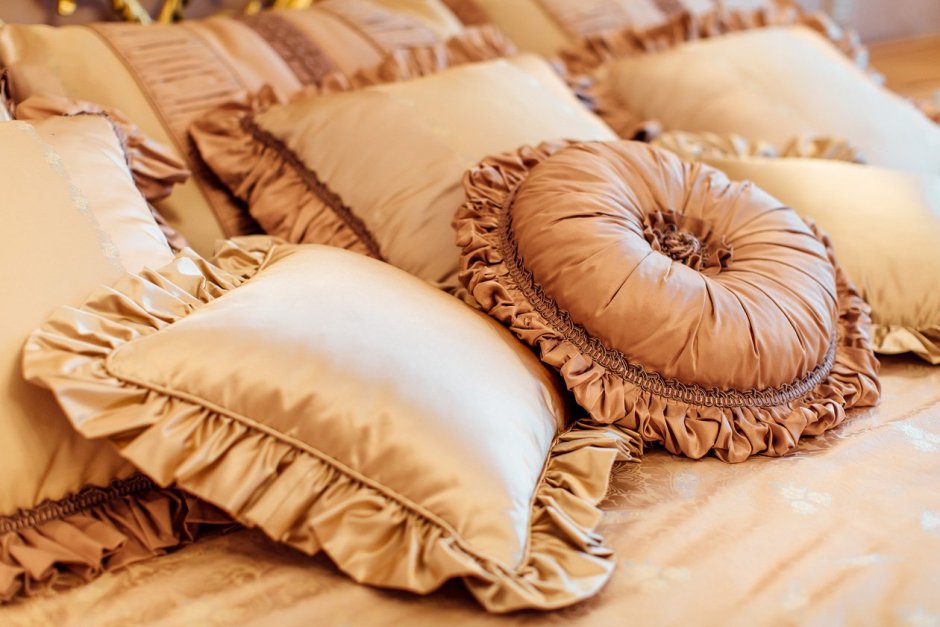 Декоративные подушки в спальню