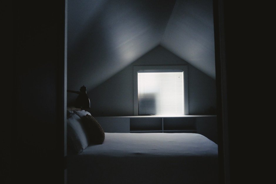 Тёмные комната с кроват