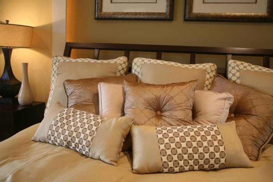 Красивые диванные подушки