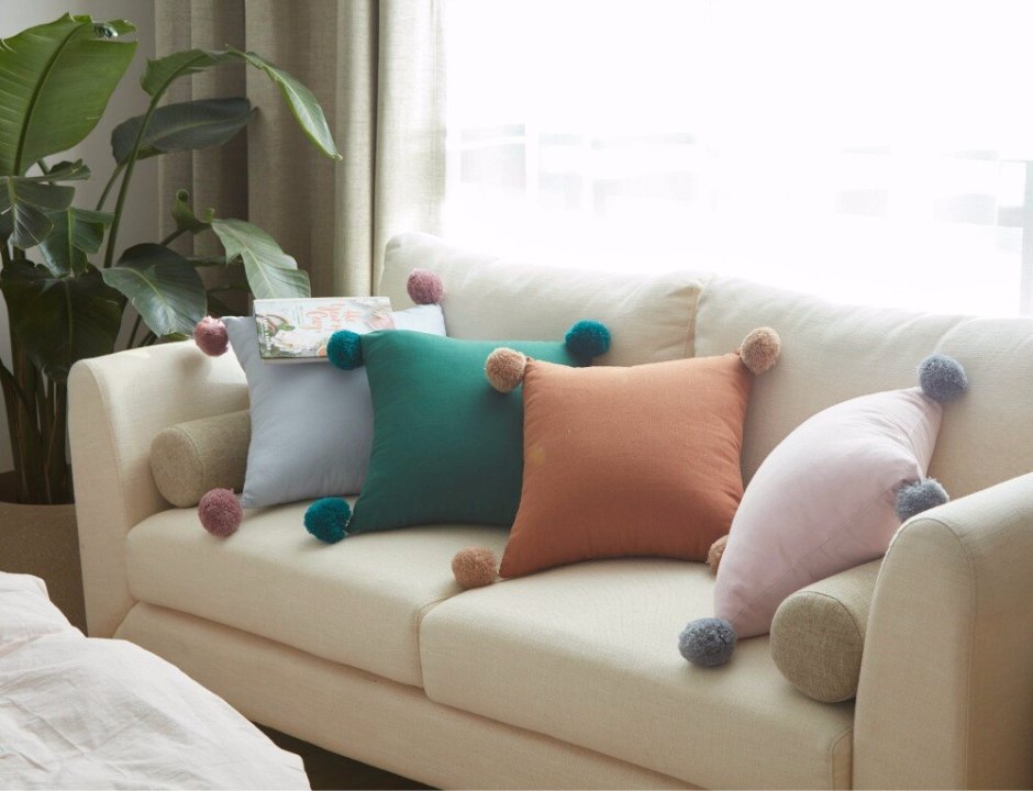 Оригинальные подушки на диван