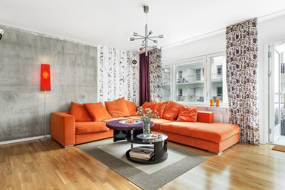 Оранжевый диван в белом интерьере