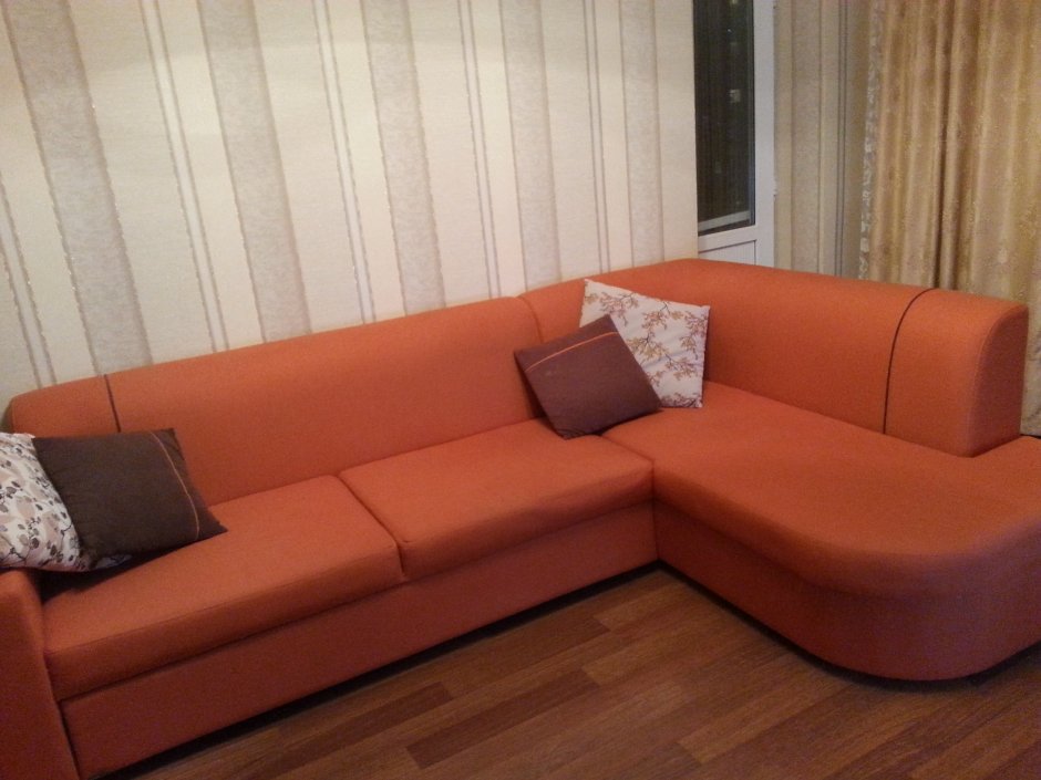 Оранжевый угловой диван (40 фото)