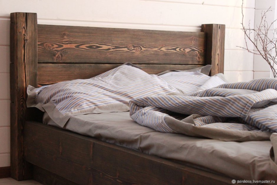 Двуспальная кровать из досок