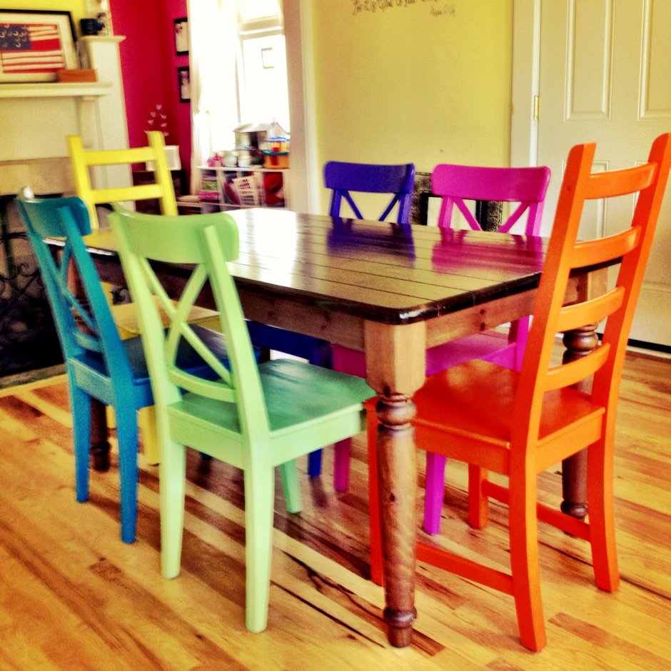 Цветные деревянные стулья