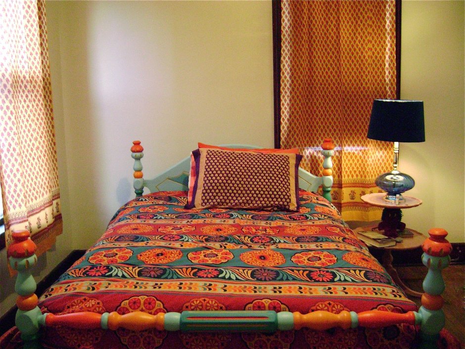 Кровать в индийском стиле