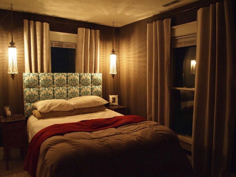 Спальня с коричневой кроватью и окнами