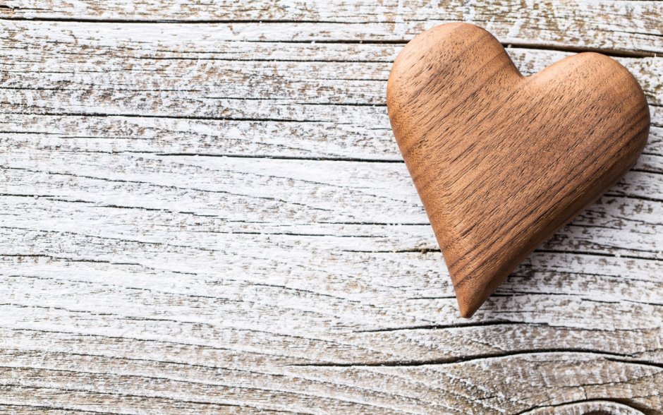 Сердечки на деревянном фоне