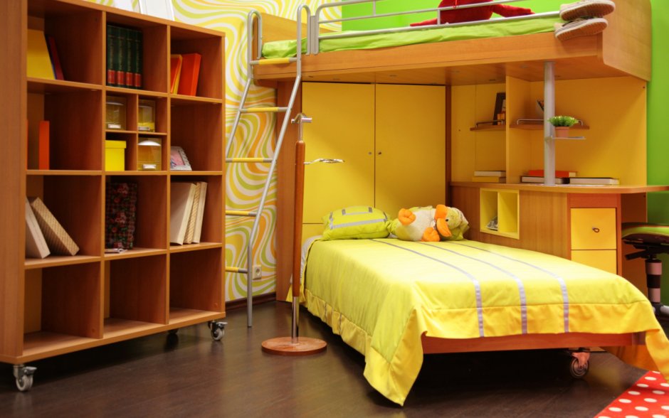 Детская комната с двуспальной кроватью