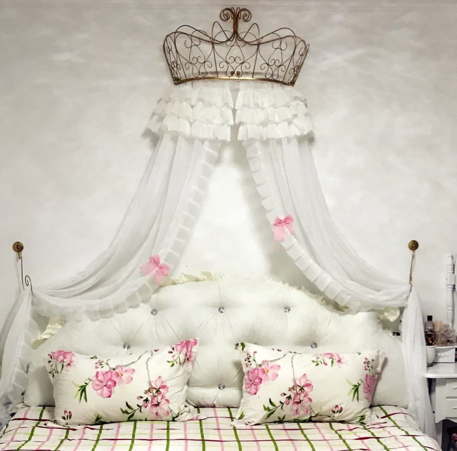 Кровать с занавесками