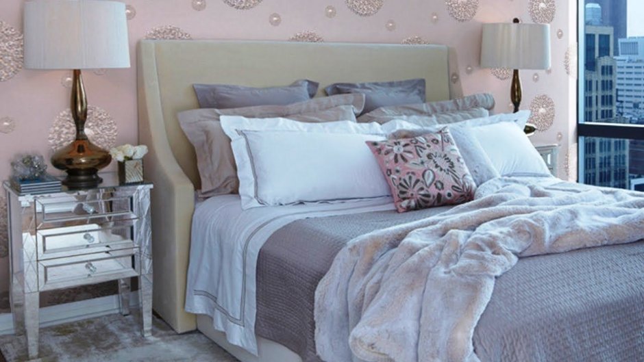 Красиво заправленная кровать с подушками